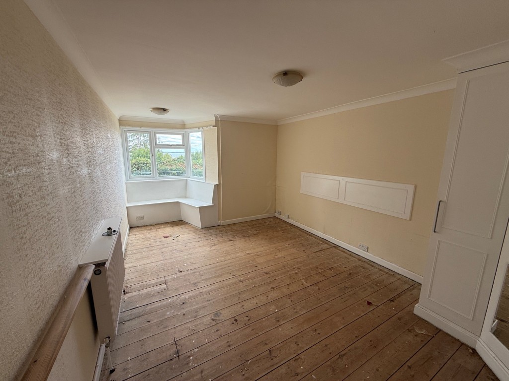 Lot: 157 - FLAT FOR IMPROVEMENT - Main Bedroom